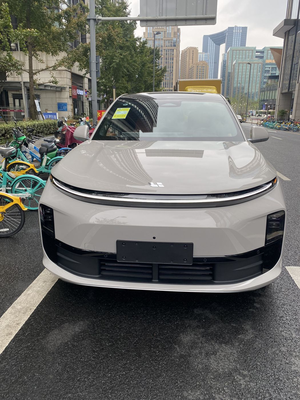 尊龙凯时 MEGA 高压纯电 MPV